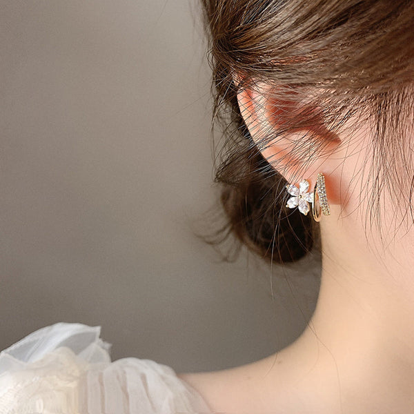 Schimmernde, elegante Ohrstecker mit Zirkonia-Blumen