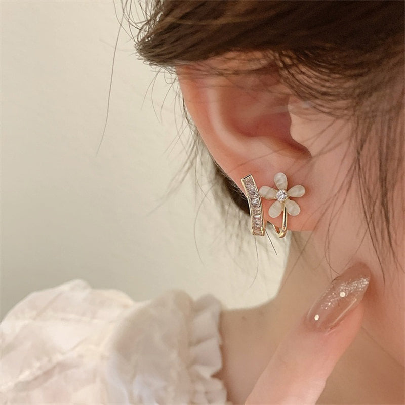 Schimmernde, elegante Ohrstecker mit Zirkonia-Blumen