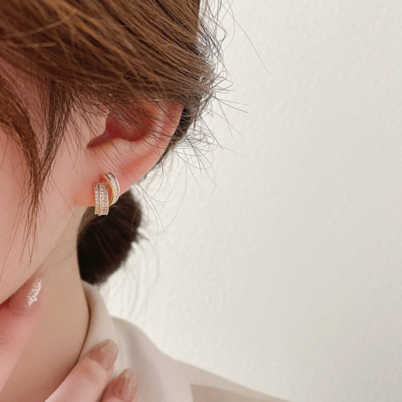 Schimmernde, elegante Ohrstecker mit Zirkonia-Blumen