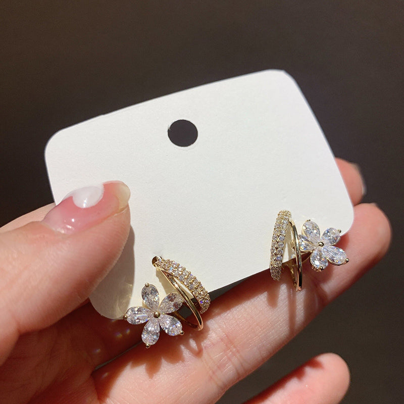 Schimmernde, elegante Ohrstecker mit Zirkonia-Blumen