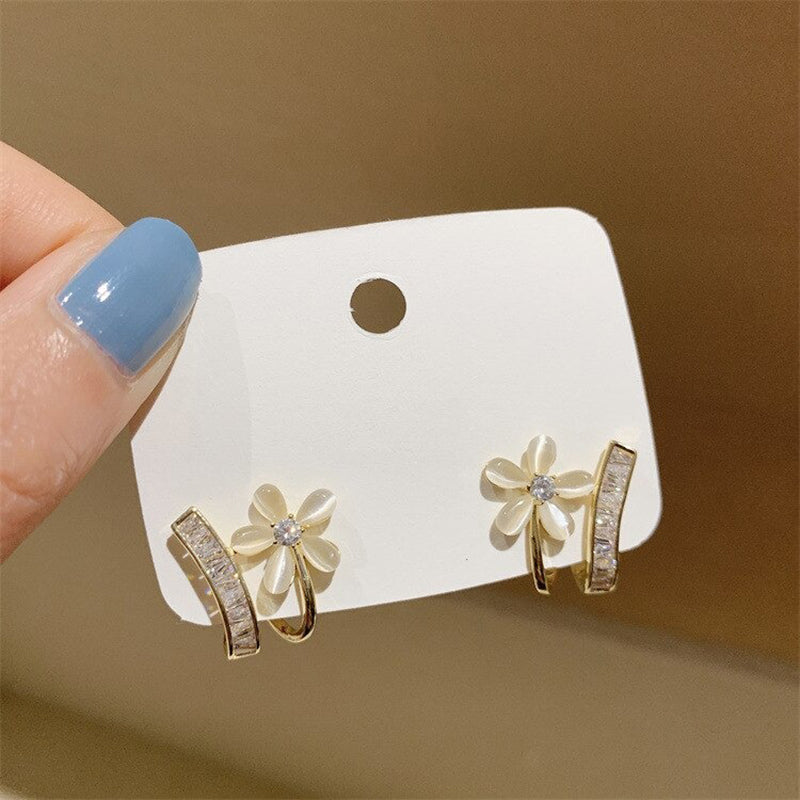 Schimmernde, elegante Ohrstecker mit Zirkonia-Blumen