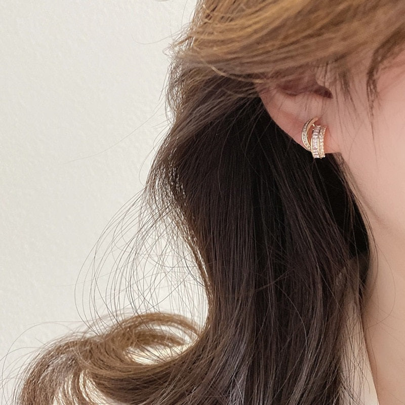 Schimmernde, elegante Ohrstecker mit Zirkonia-Blumen