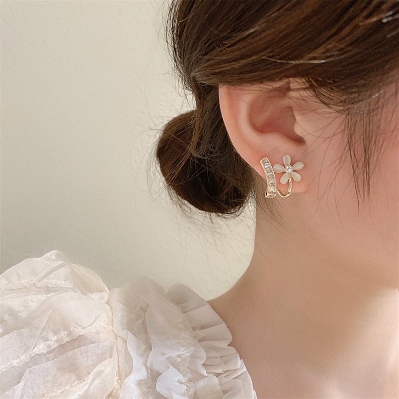 Schimmernde, elegante Ohrstecker mit Zirkonia-Blumen