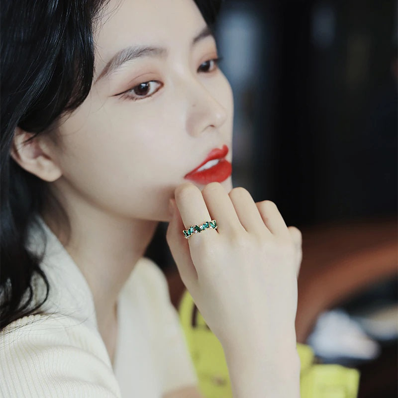 Schimmernde, grüne, smaragdinspirierte Ringe