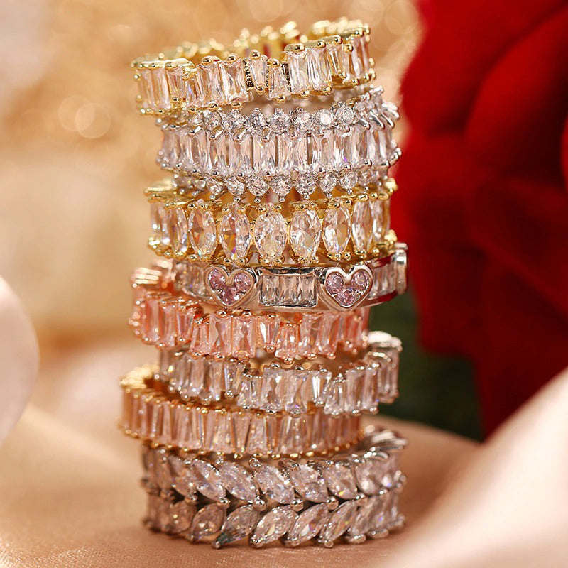 Schimmernde, blattförmige, mit Zirkonia besetzte Ringe