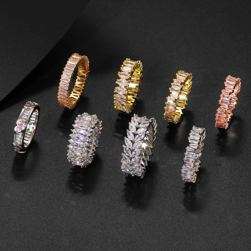 Schimmernde, blattförmige, mit Zirkonia besetzte Ringe