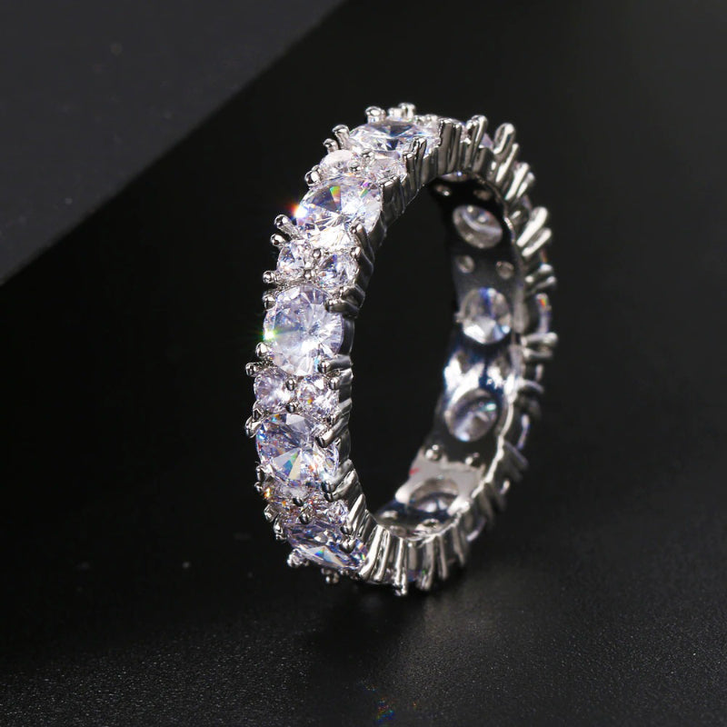 Schimmernde, blattförmige, mit Zirkonia besetzte Ringe