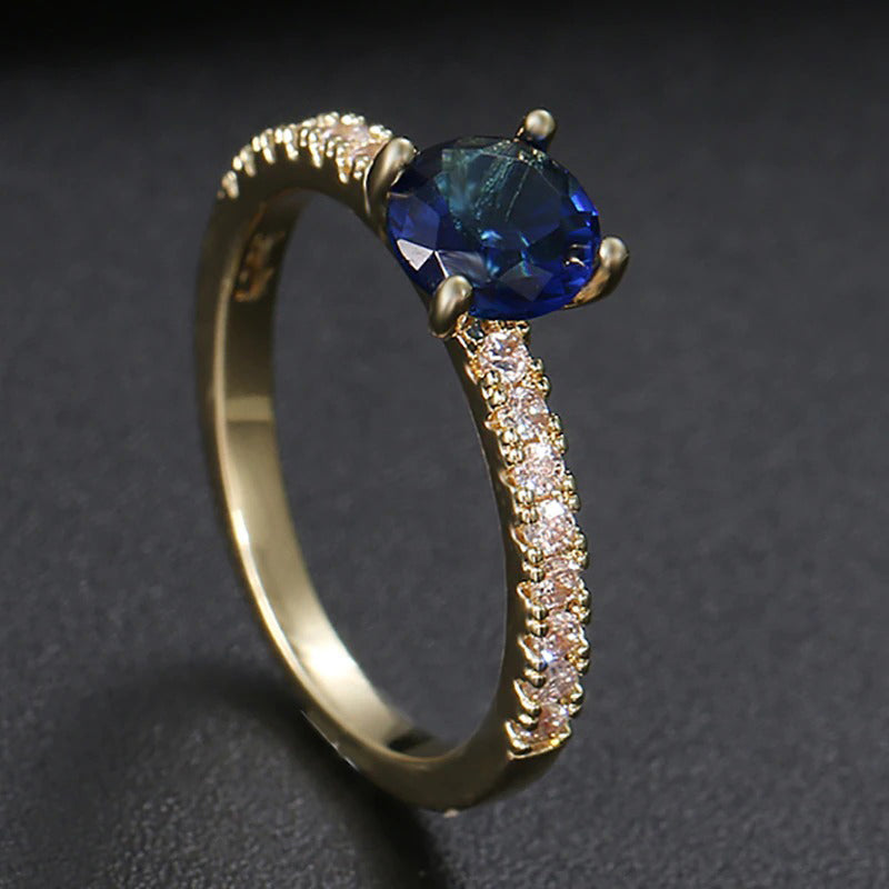 Schimmernde, blattförmige, mit Zirkonia besetzte Ringe