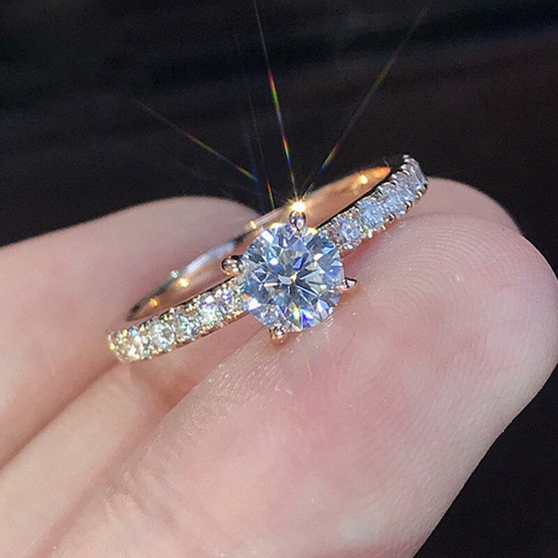 Schimmernde, blattförmige, mit Zirkonia besetzte Ringe