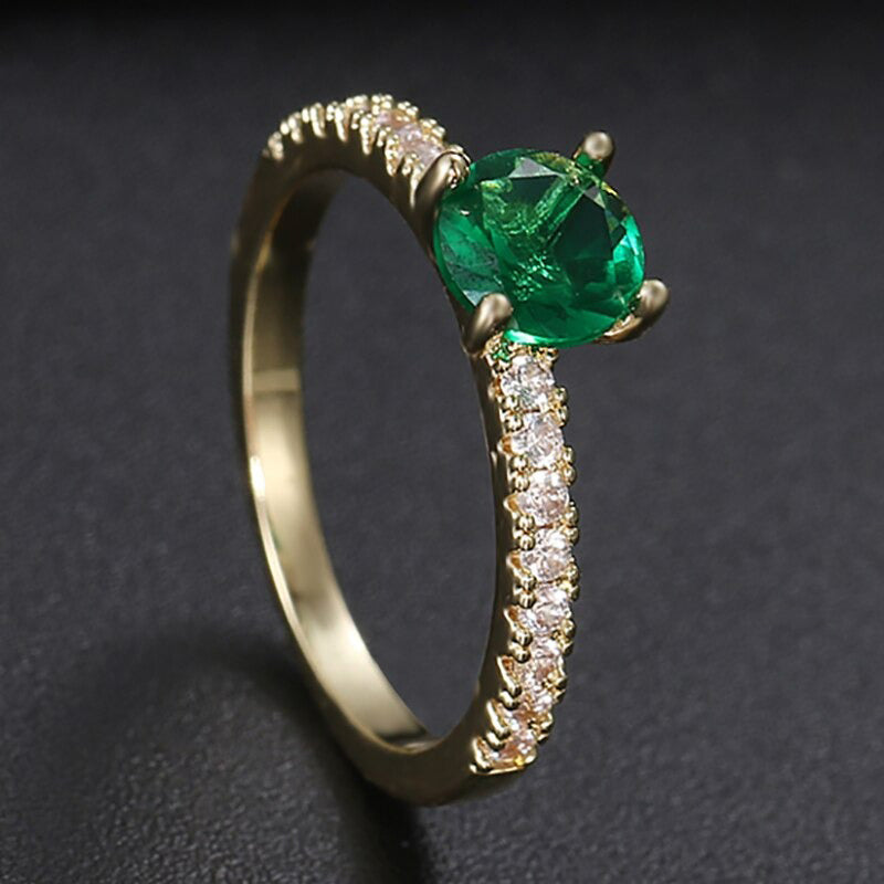 Schimmernde, blattförmige, mit Zirkonia besetzte Ringe