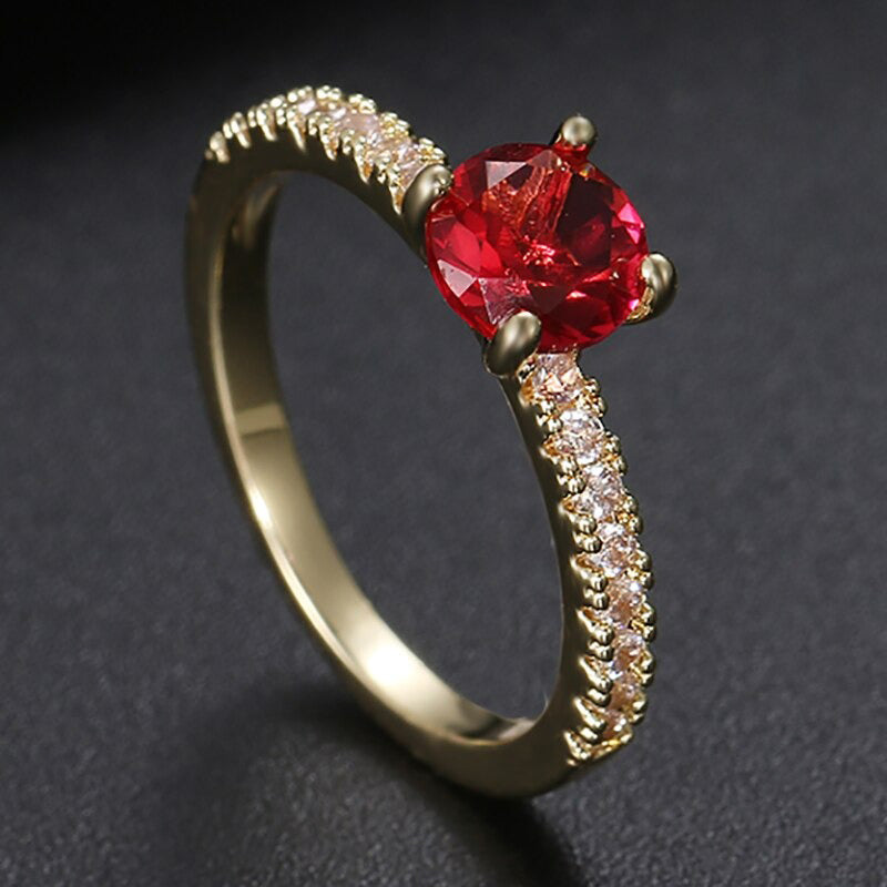 Schimmernde, blattförmige, mit Zirkonia besetzte Ringe