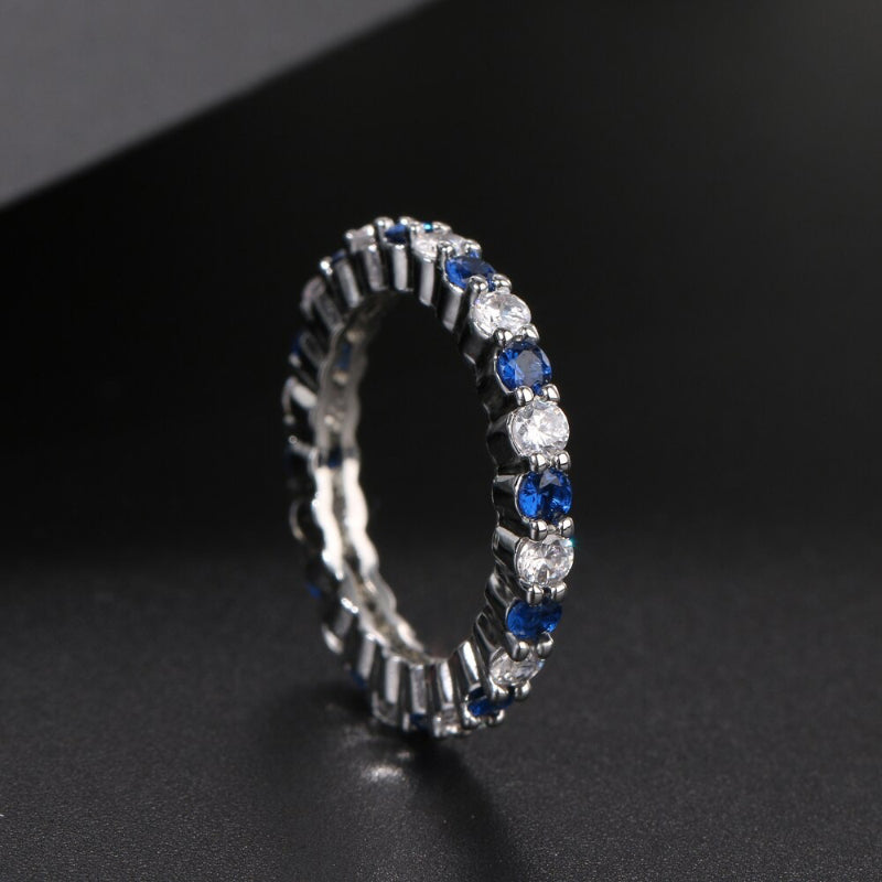 Schimmernde, blattförmige, mit Zirkonia besetzte Ringe