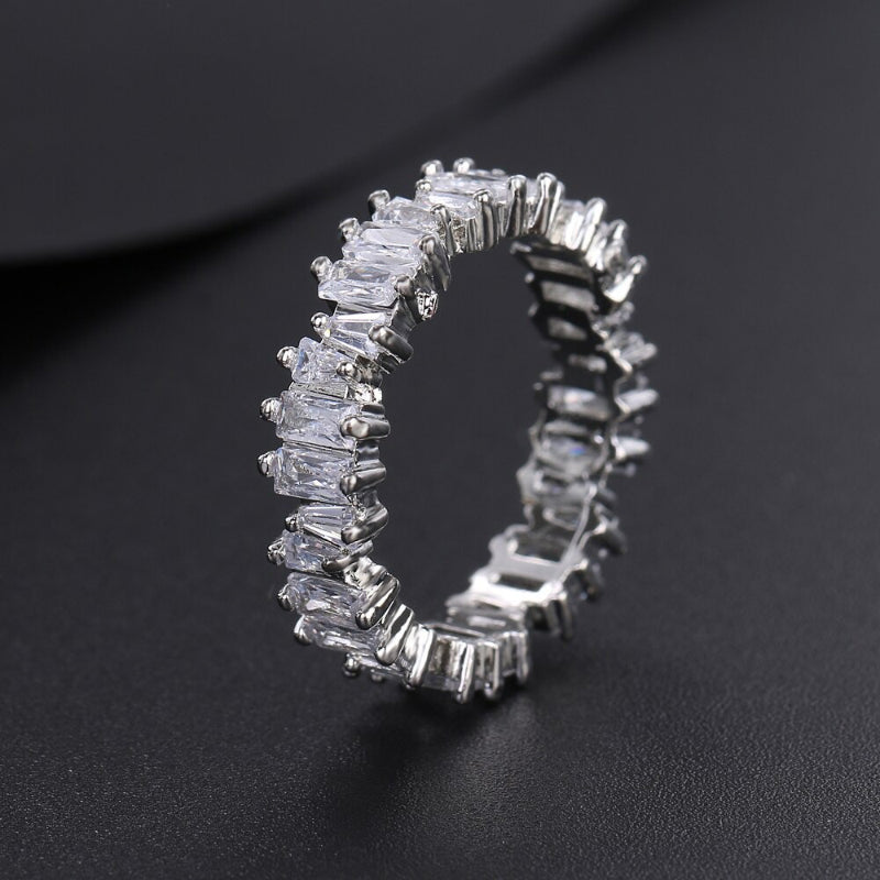 Schimmernde, blattförmige, mit Zirkonia besetzte Ringe