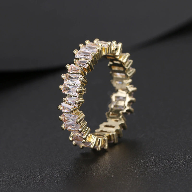 Schimmernde, blattförmige, mit Zirkonia besetzte Ringe