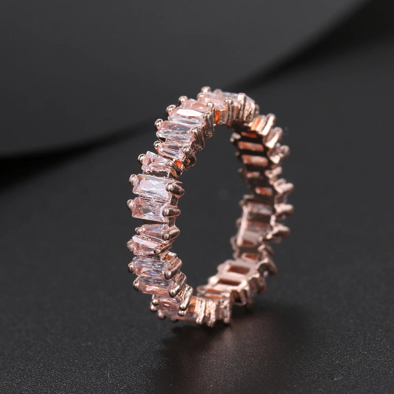 Schimmernde, blattförmige, mit Zirkonia besetzte Ringe