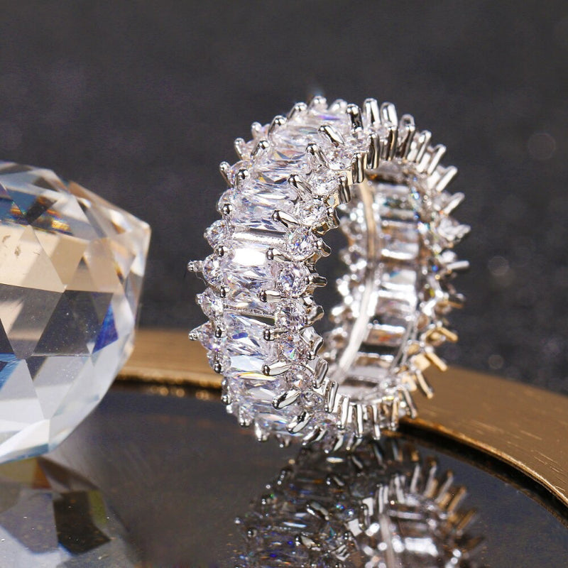 Schimmernde, blattförmige, mit Zirkonia besetzte Ringe