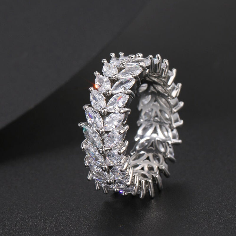 Schimmernde, blattförmige, mit Zirkonia besetzte Ringe