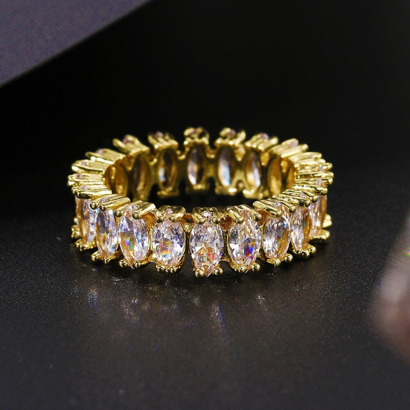 Schimmernde, blattförmige, mit Zirkonia besetzte Ringe