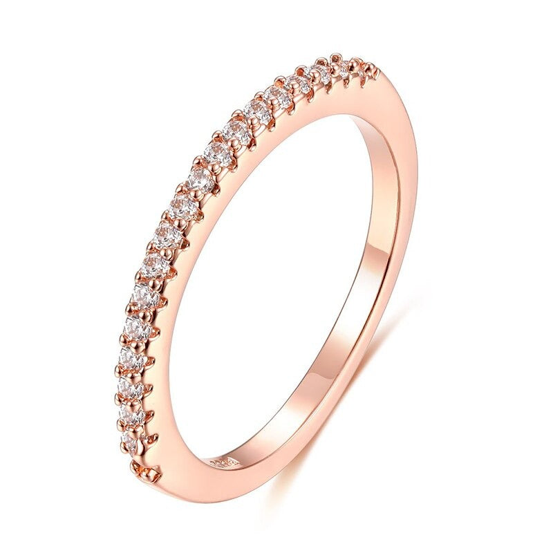 Schimmernde, blattförmige, mit Zirkonia besetzte Ringe