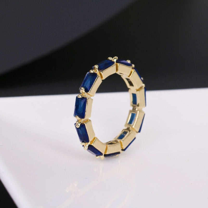 Schimmernde, blattförmige, mit Zirkonia besetzte Ringe