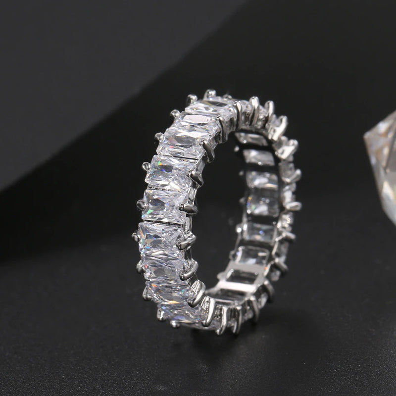 Schimmernde, blattförmige, mit Zirkonia besetzte Ringe