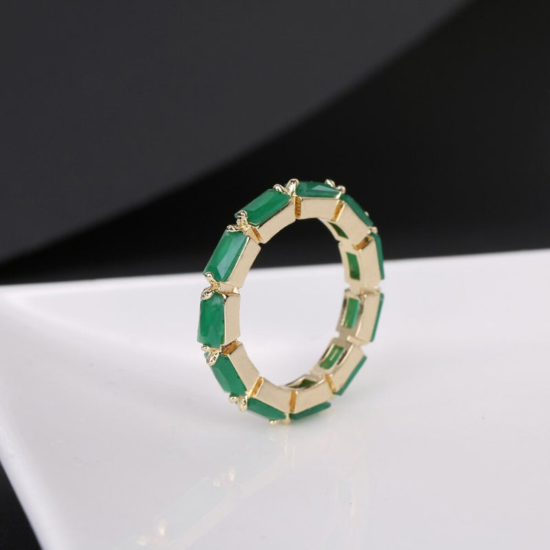 Schimmernde, blattförmige, mit Zirkonia besetzte Ringe
