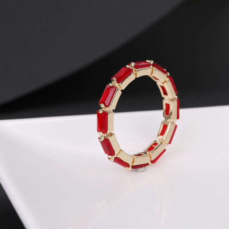 Schimmernde, blattförmige, mit Zirkonia besetzte Ringe