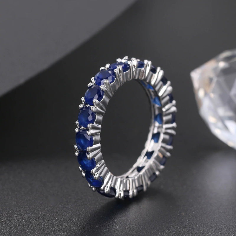 Schimmernde, blattförmige, mit Zirkonia besetzte Ringe