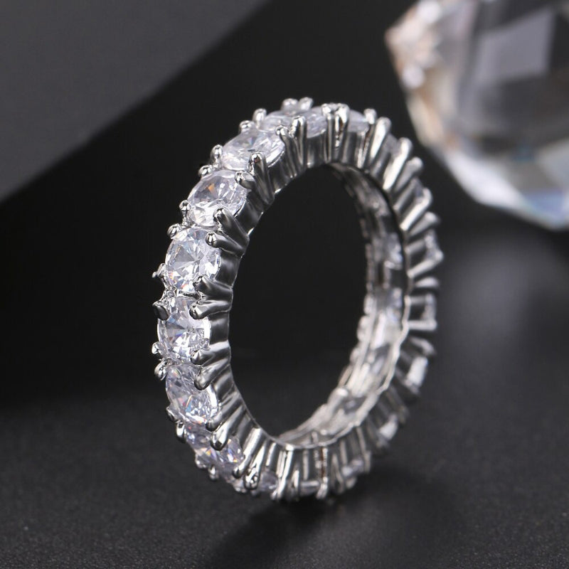 Schimmernde, blattförmige, mit Zirkonia besetzte Ringe