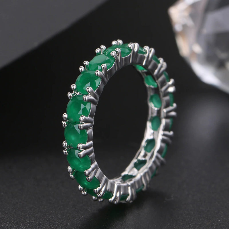 Schimmernde, blattförmige, mit Zirkonia besetzte Ringe