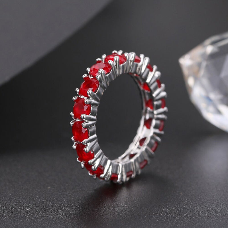 Schimmernde, blattförmige, mit Zirkonia besetzte Ringe