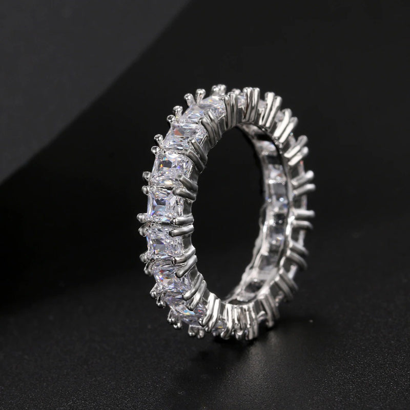 Schimmernde, blattförmige, mit Zirkonia besetzte Ringe