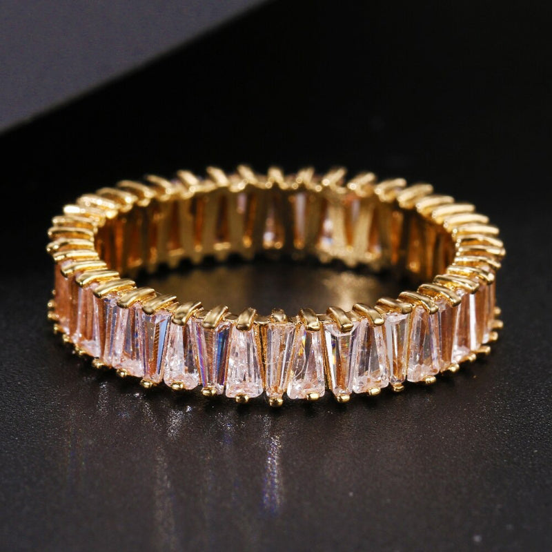 Schimmernde, blattförmige, mit Zirkonia besetzte Ringe