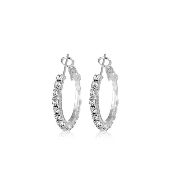 Schimmernde übergroße Creolen mit Strasssteinen