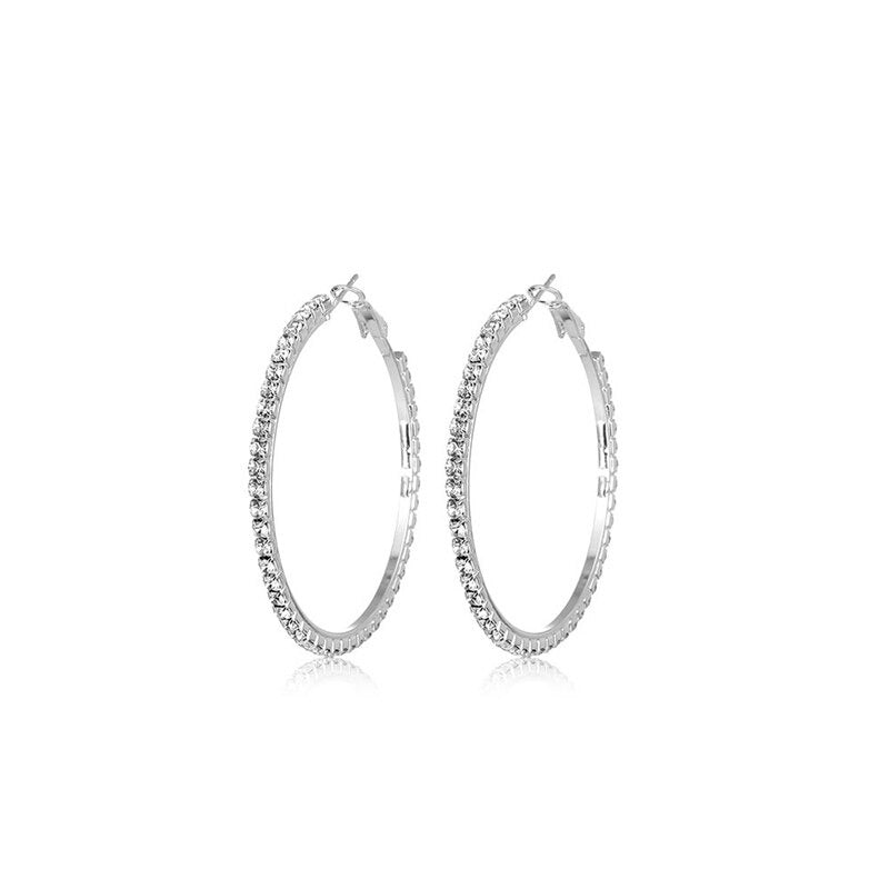 Schimmernde übergroße Creolen mit Strasssteinen