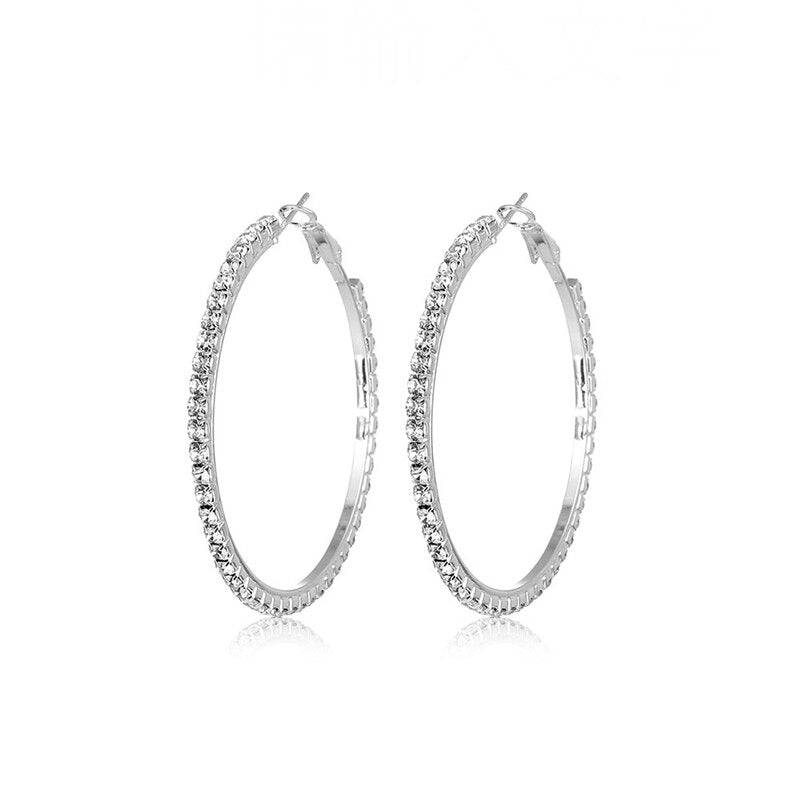 Schimmernde übergroße Creolen mit Strasssteinen