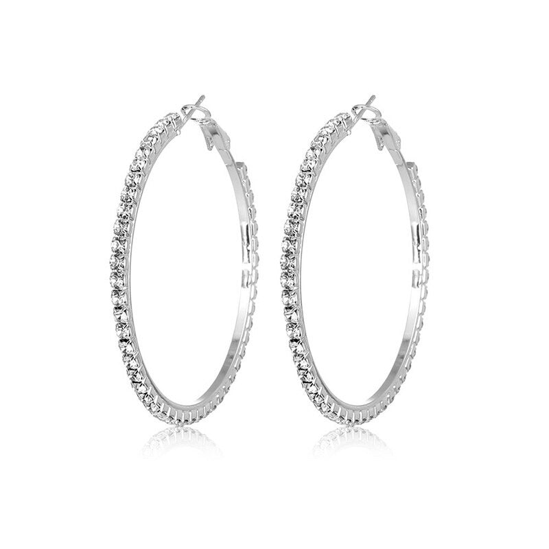 Schimmernde übergroße Creolen mit Strasssteinen