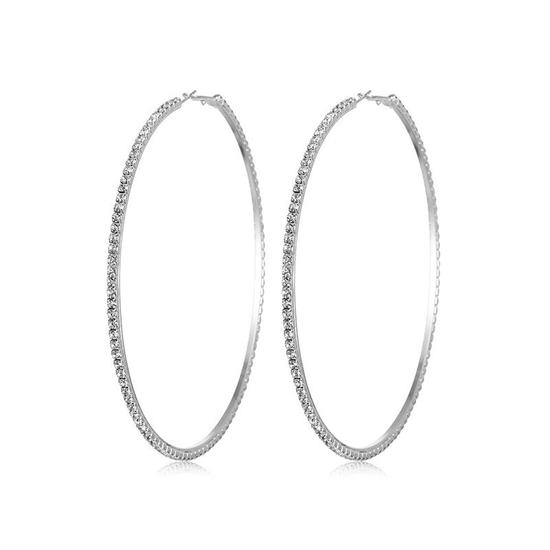 Schimmernde übergroße Creolen mit Strasssteinen