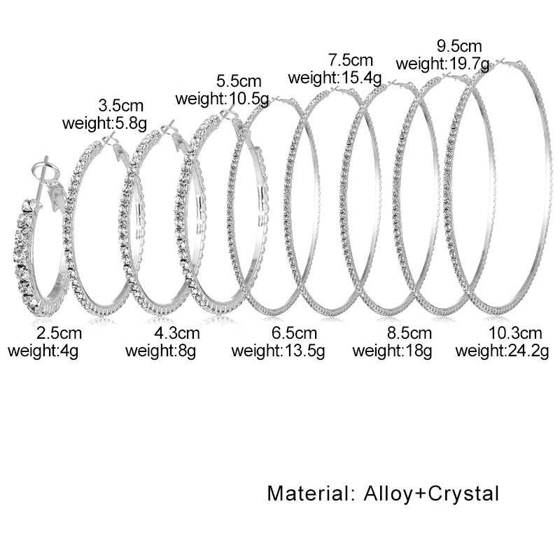Schimmernde übergroße Creolen mit Strasssteinen