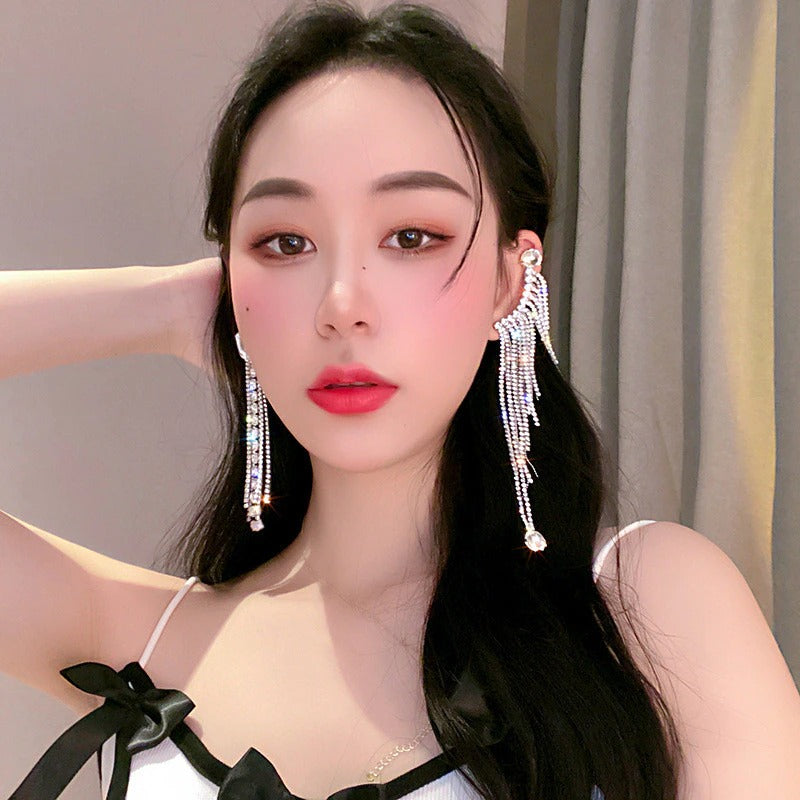 Schimmernde, asymmetrische Tropfenohrringe mit langen Quasten und Strassverzierung