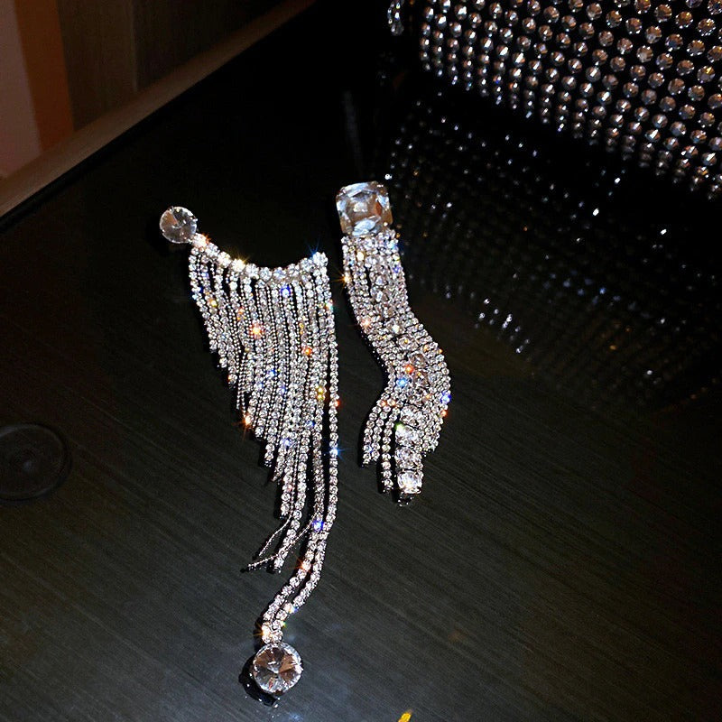 Schimmernde, asymmetrische Tropfenohrringe mit langen Quasten und Strassverzierung