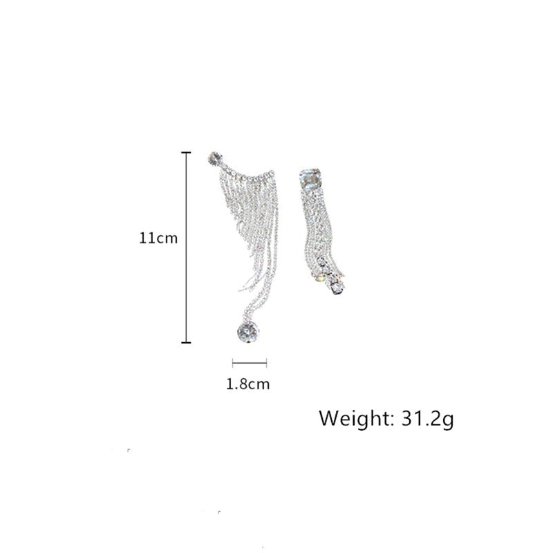 Schimmernde, asymmetrische Tropfenohrringe mit langen Quasten und Strassverzierung