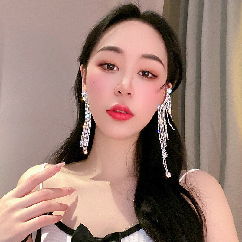 Schimmernde, asymmetrische Tropfenohrringe mit langen Quasten und Strassverzierung