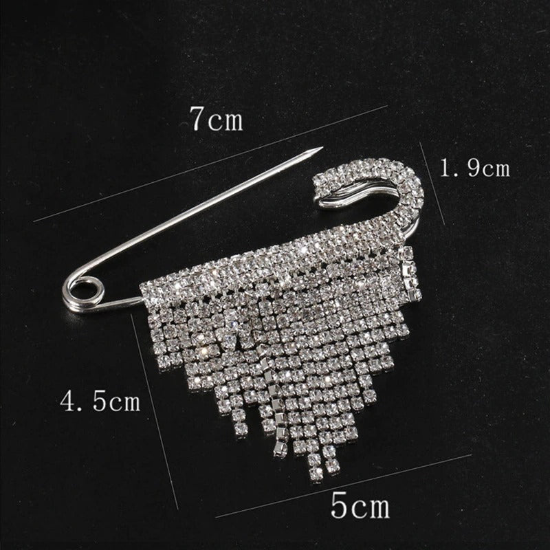 Schimmernde, mit Strasssteinen besetzte Broschennadeln mit Quasten und Perlen