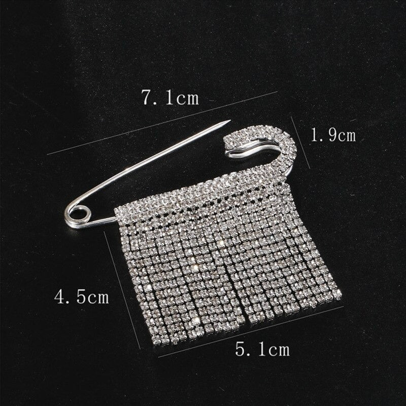 Schimmernde, mit Strasssteinen besetzte Broschennadeln mit Quasten und Perlen