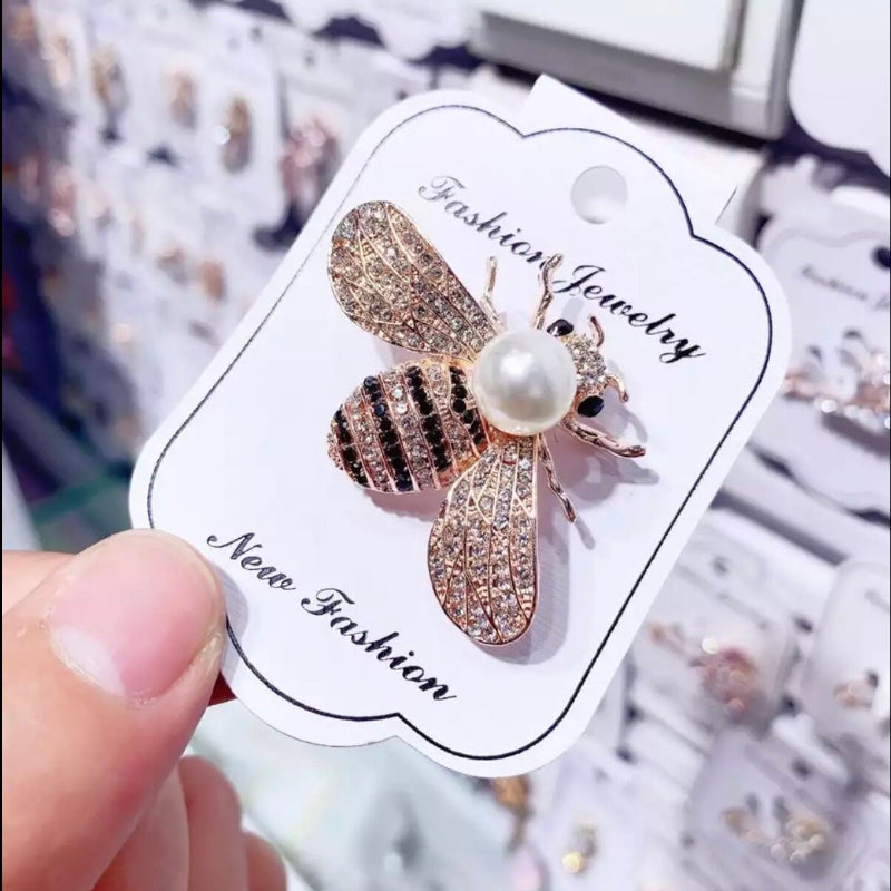 Schimmernde, mit Strasssteinen besetzte Broschennadeln mit Quasten und Perlen