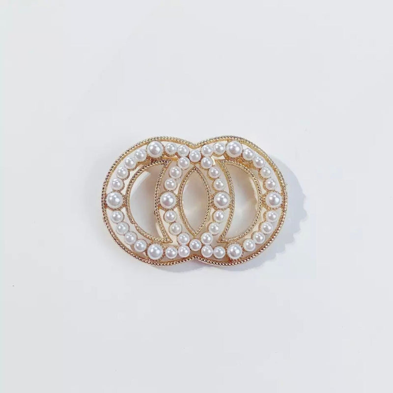 Schimmernde, mit Strasssteinen besetzte Broschennadeln mit Quasten und Perlen