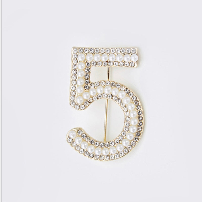 Schimmernde, mit Strasssteinen besetzte Broschennadeln mit Quasten und Perlen