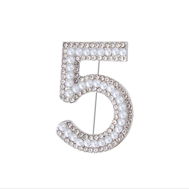 Schimmernde, mit Strasssteinen besetzte Broschennadeln mit Quasten und Perlen