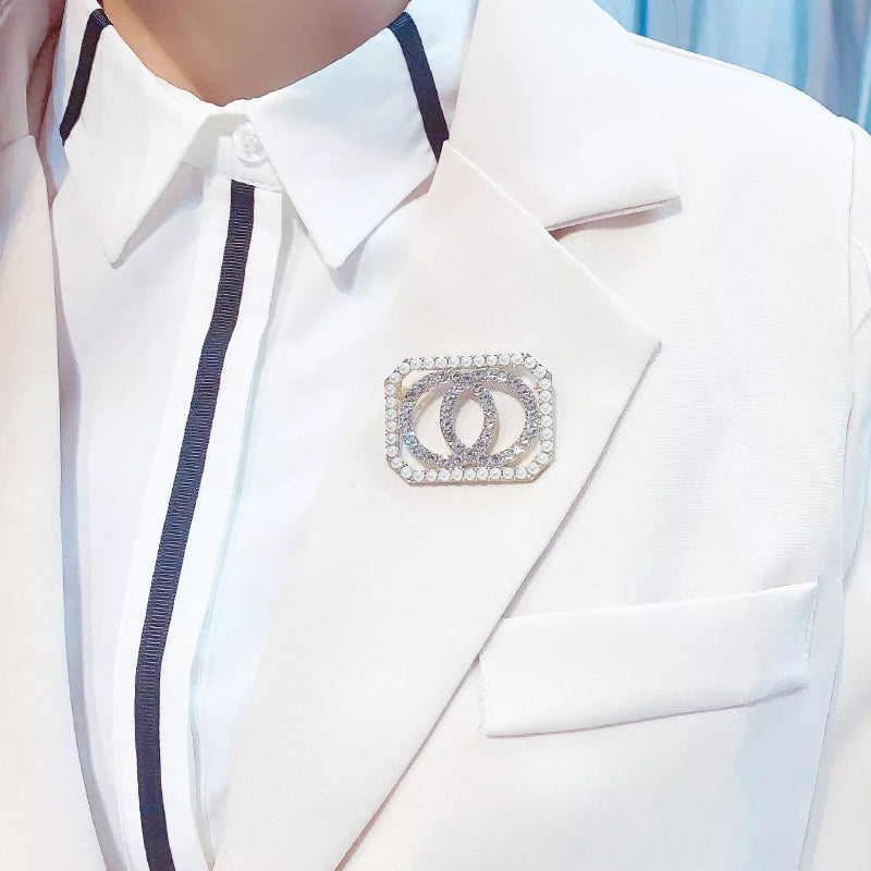 Schimmernde, mit Strasssteinen besetzte Broschennadeln mit Quasten und Perlen